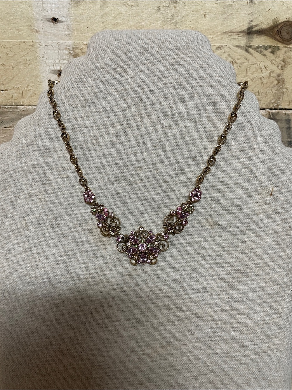 Vintage-Inspired Pink Crystal Floral Necklace - Gold Tone